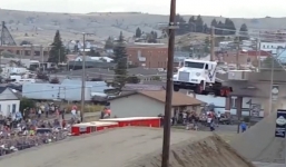 Xe đầu kéo biểu diễn bay, drift như phim hành động